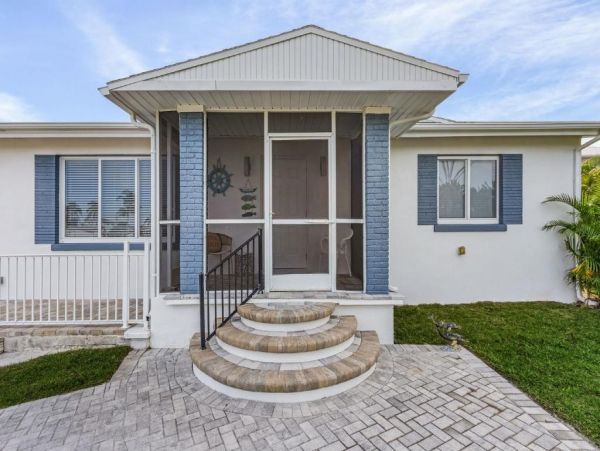 Fort Myers Vacation Home Sleeps Ten Guests