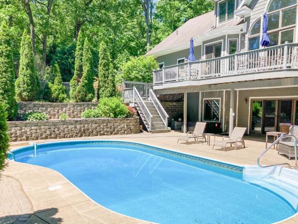 New Buffalo Vacation Home Sleeps 15 Guests