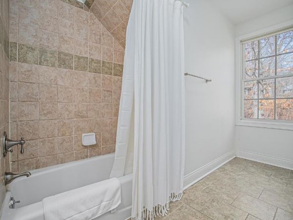 New Buffalo Vacation Home Sleeps 15 Guests