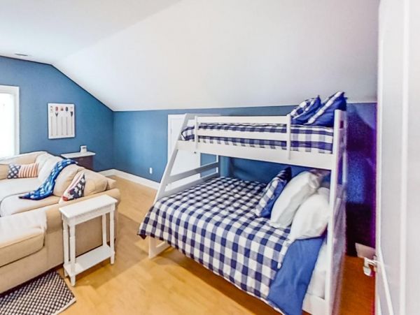 New Buffalo Vacation Home Sleeps 15 Guests