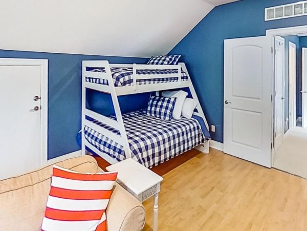 New Buffalo Vacation Home Sleeps 15 Guests