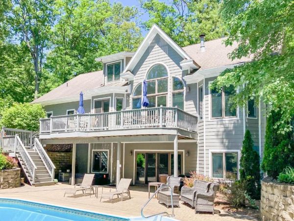 New Buffalo Vacation Home Sleeps 15 Guests