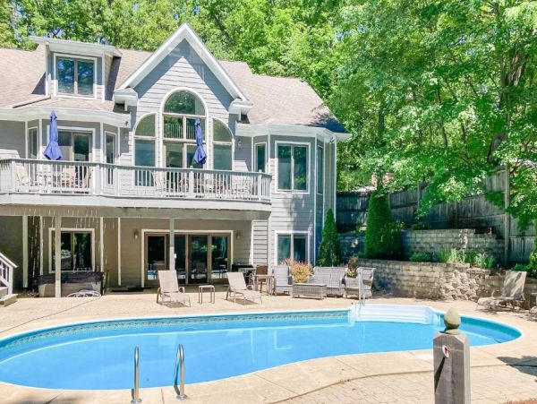 New Buffalo Vacation Home Sleeps 15 Guests