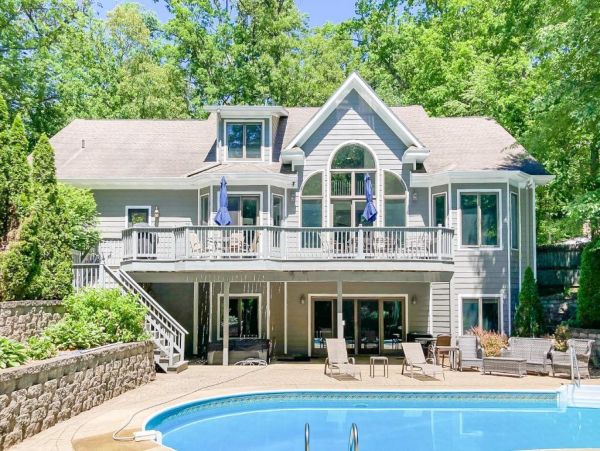 New Buffalo Vacation Home Sleeps 15 Guests