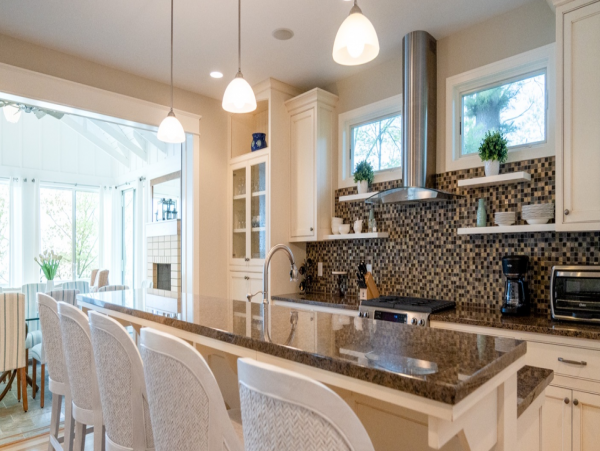 Beautiful Home with 6 Bedrooms & Great Views
