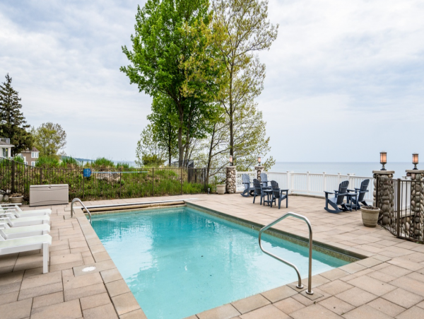 Beautiful Home with 6 Bedrooms & Great Views