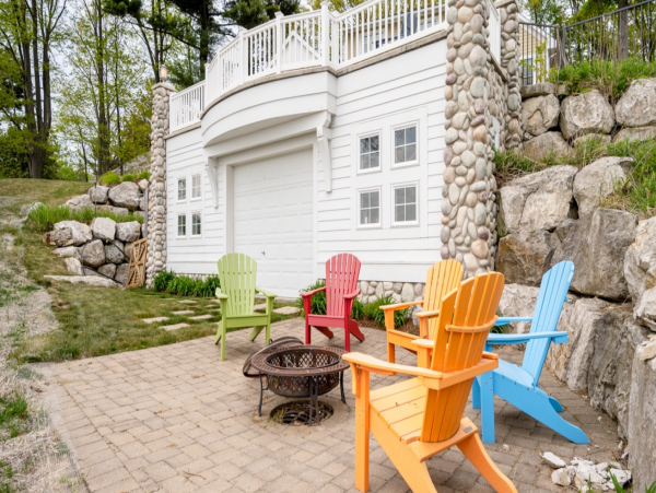 Beautiful Home with 6 Bedrooms & Great Views