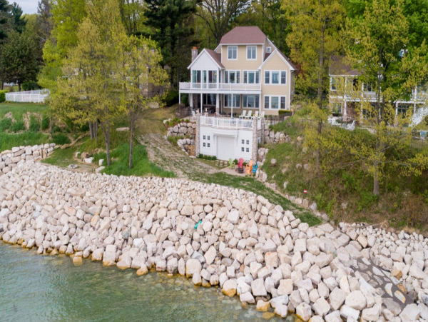 Beautiful Home with 6 Bedrooms & Great Views