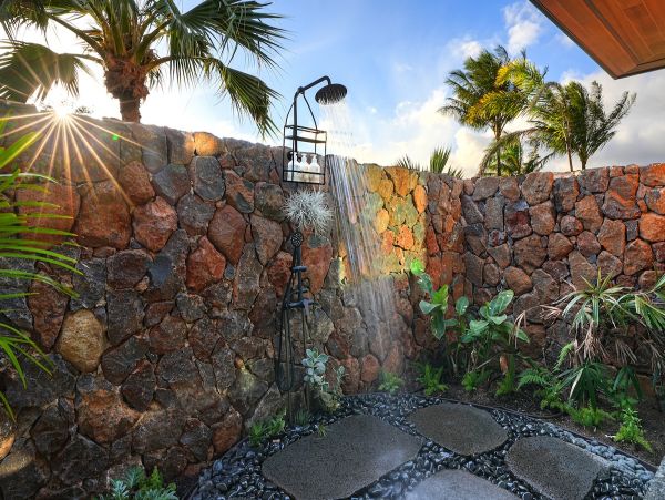 Six Bedroom Luxury Vacation Rental - Kauai Oceanfront Villa with Pool & Spa