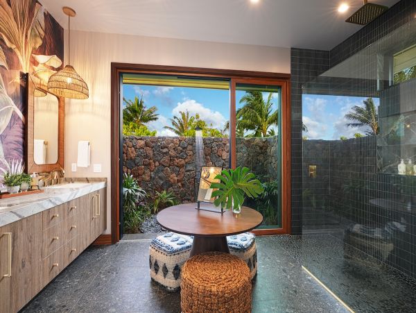 Six Bedroom Luxury Vacation Rental - Kauai Oceanfront Villa with Pool & Spa