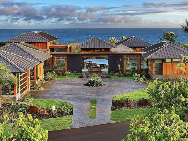 Six Bedroom Luxury Vacation Rental - Kauai Oceanfront Villa with Pool & Spa