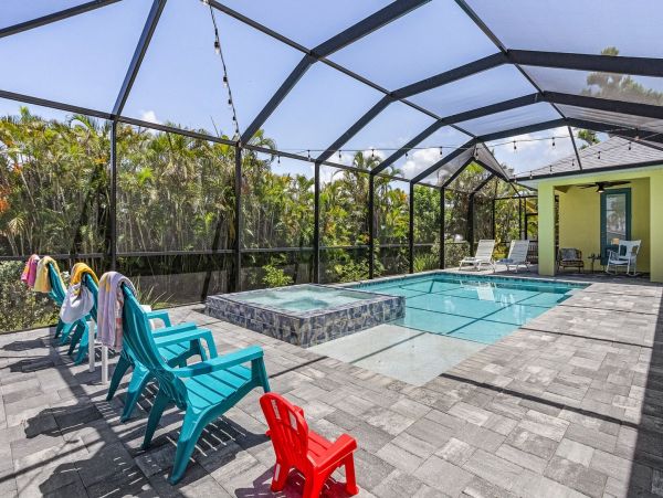 Cape Coral Five Bedroom Vacation Home with Pool and Spa Walk to Beach