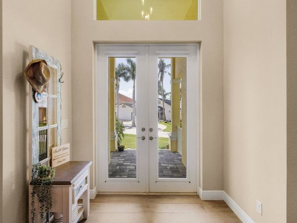 Cape Coral Five Bedroom Vacation Home with Pool and Spa Walk to Beach