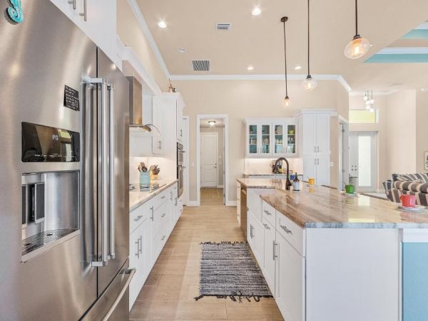 Cape Coral Five Bedroom Vacation Home with Pool and Spa Walk to Beach