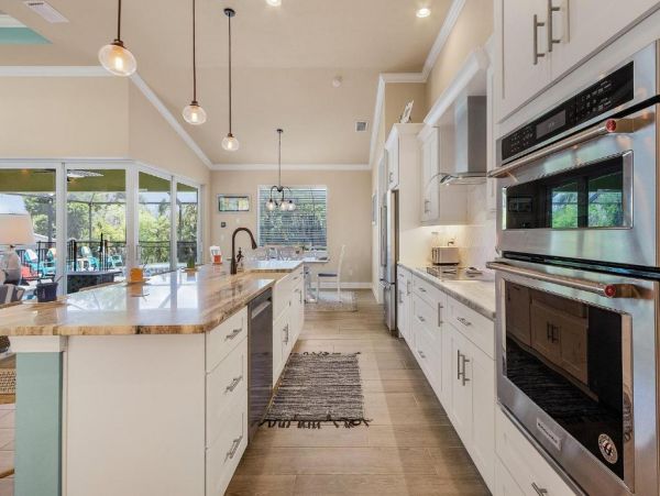 Cape Coral Five Bedroom Vacation Home with Pool and Spa Walk to Beach