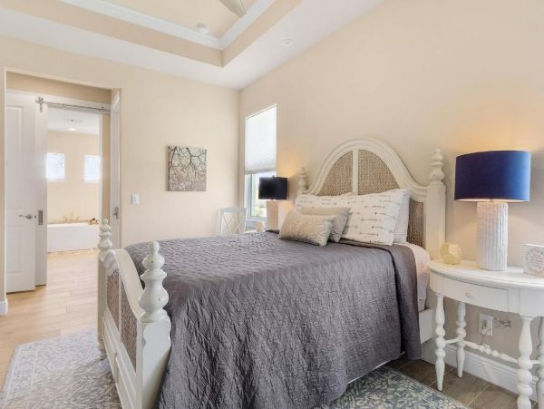 Cape Coral Five Bedroom Vacation Home with Pool and Spa Walk to Beach