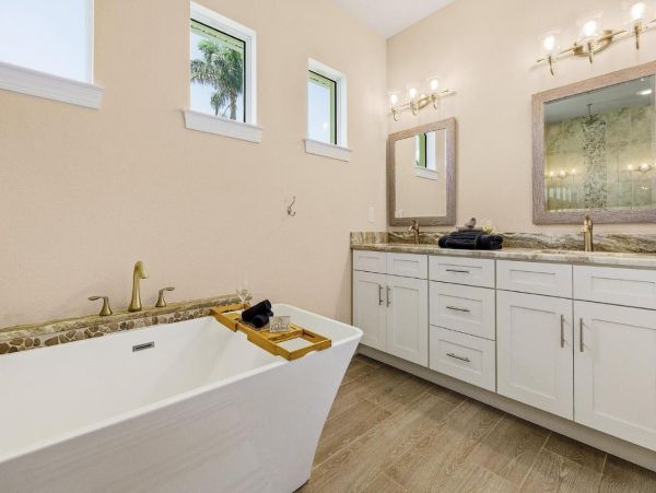 Cape Coral Five Bedroom Vacation Home with Pool and Spa Walk to Beach