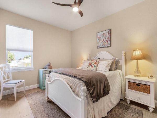 Cape Coral Five Bedroom Vacation Home with Pool and Spa Walk to Beach