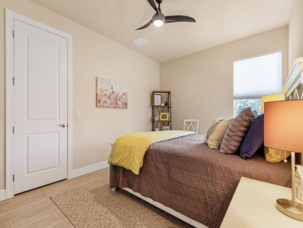 Cape Coral Five Bedroom Vacation Home with Pool and Spa Walk to Beach