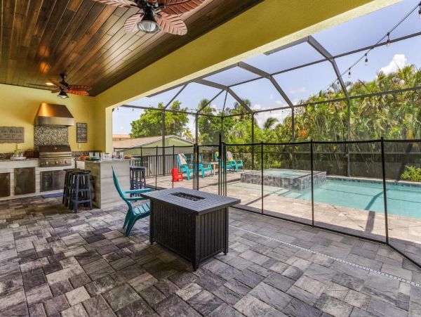 Cape Coral Five Bedroom Vacation Home with Pool and Spa Walk to Beach