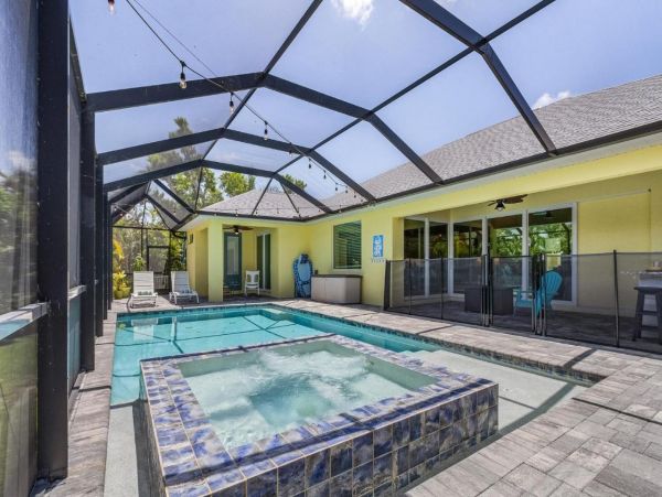 Cape Coral Five Bedroom Vacation Home with Pool and Spa Walk to Beach