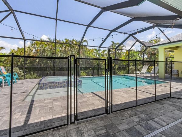 Cape Coral Five Bedroom Vacation Home with Pool and Spa Walk to Beach