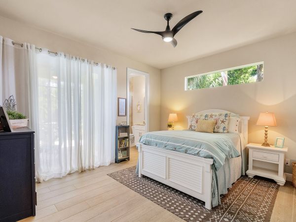 Cape Coral Five Bedroom Vacation Home with Pool and Spa Walk to Beach