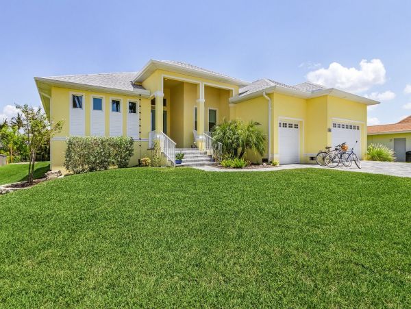 Cape Coral Five Bedroom Vacation Home with Pool and Spa Walk to Beach