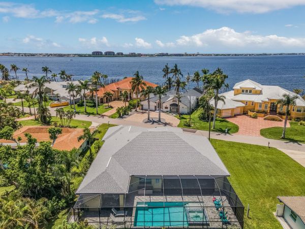 Cape Coral Five Bedroom Vacation Home with Pool and Spa Walk to Beach