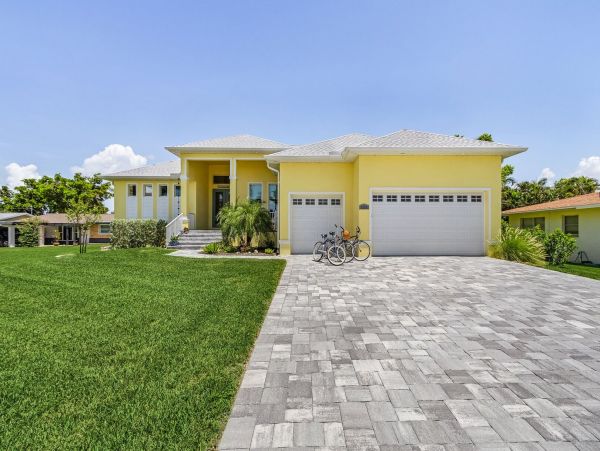 Cape Coral Five Bedroom Vacation Home with Pool and Spa Walk to Beach