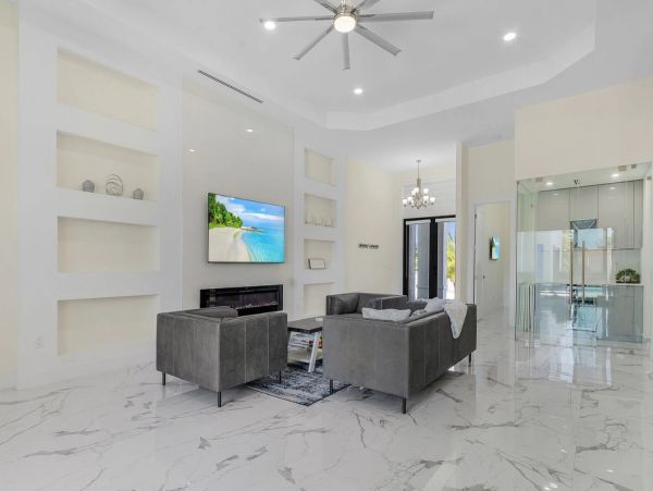 Canal Front Five Bedroom Luxury Vacation Home in Cape Coral