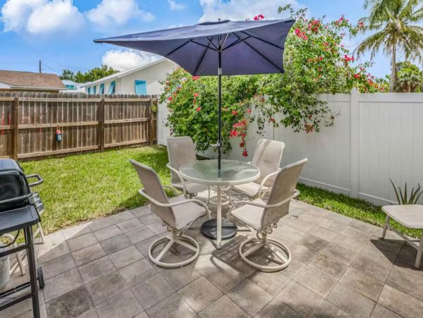Cozy Two Bedroom Duplex Close to the Beach in Naples