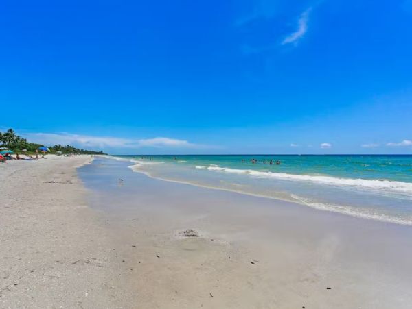 Cozy Two Bedroom Duplex Close to the Beach in Naples