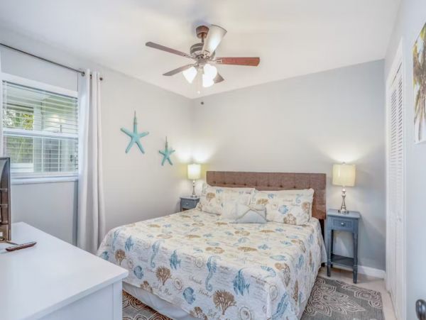 Cozy Two Bedroom Duplex Close to the Beach in Naples