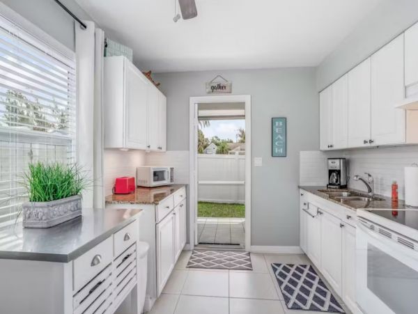 Cozy Two Bedroom Duplex Close to the Beach in Naples