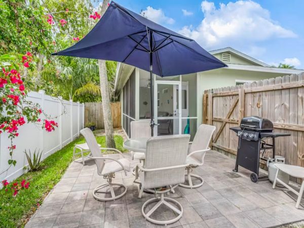 Cozy Two Bedroom Duplex Close to the Beach in Naples