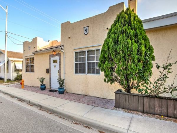 Lake Worth Charming Three Bedroom Vacation Rental
