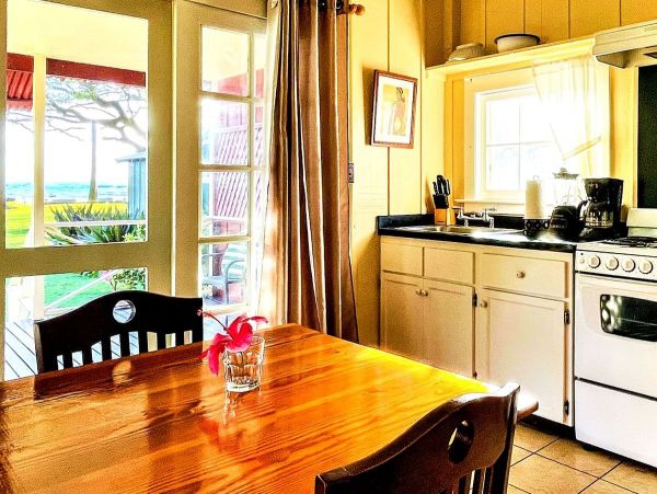 Oceanfront Vacation Cottage Studio in Waimea
