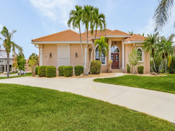 Stunning Canal Views from this Three Bedroom Vacation Home
