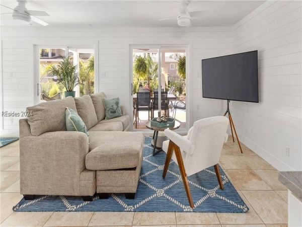 Beautiful 6 Bedroom Vacation Rental with Guest House
