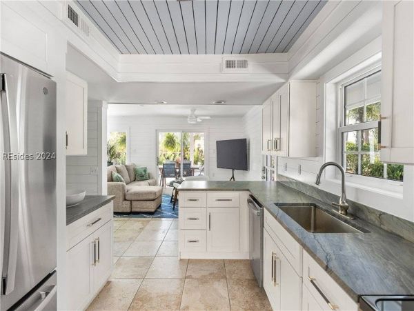Beautiful 6 Bedroom Vacation Rental with Guest House