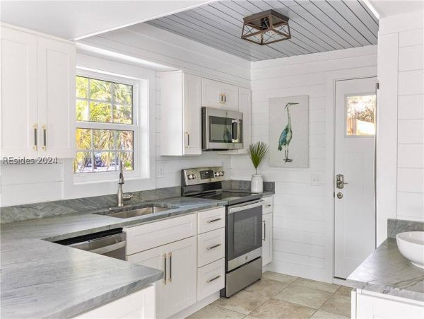 Beautiful 6 Bedroom Vacation Rental with Guest House