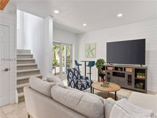 Beautiful 6 Bedroom Vacation Rental with Guest House
