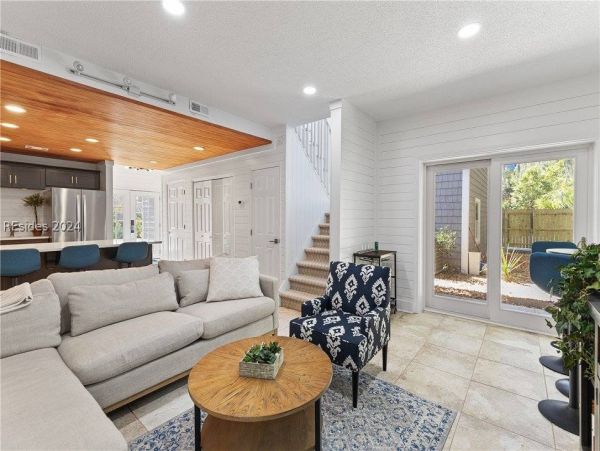 Beautiful 6 Bedroom Vacation Rental with Guest House
