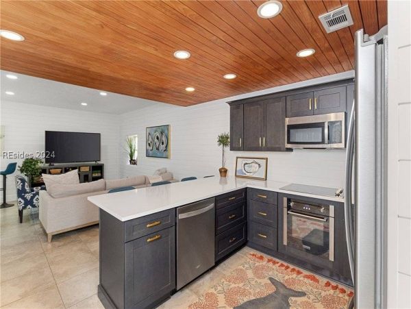Beautiful 6 Bedroom Vacation Rental with Guest House