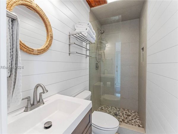 Beautiful 6 Bedroom Vacation Rental with Guest House