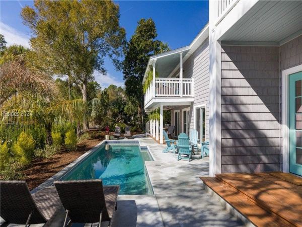 Beautiful 6 Bedroom Vacation Rental with Guest House