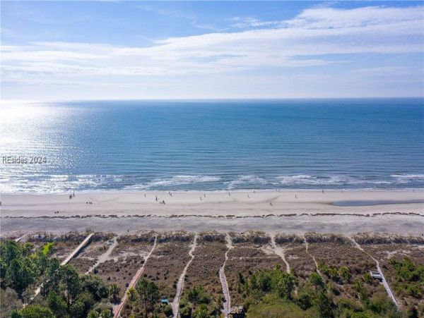 Beautiful 6 Bedroom Vacation Rental with Guest House