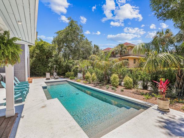 Beautiful 6 Bedroom Vacation Rental with Guest House