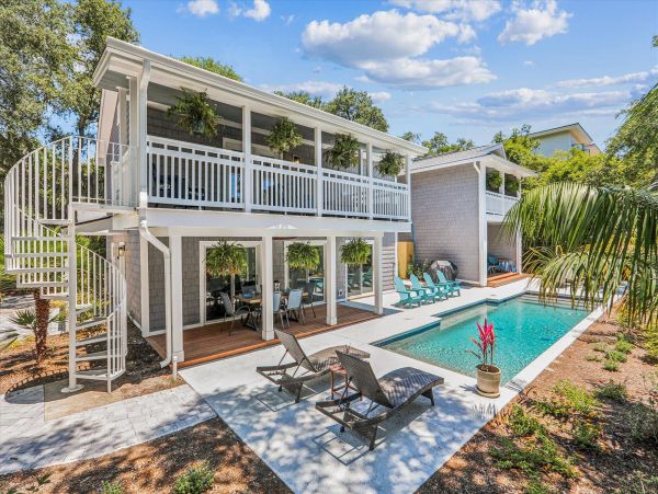 Beautiful 6 Bedroom Vacation Rental with Guest House